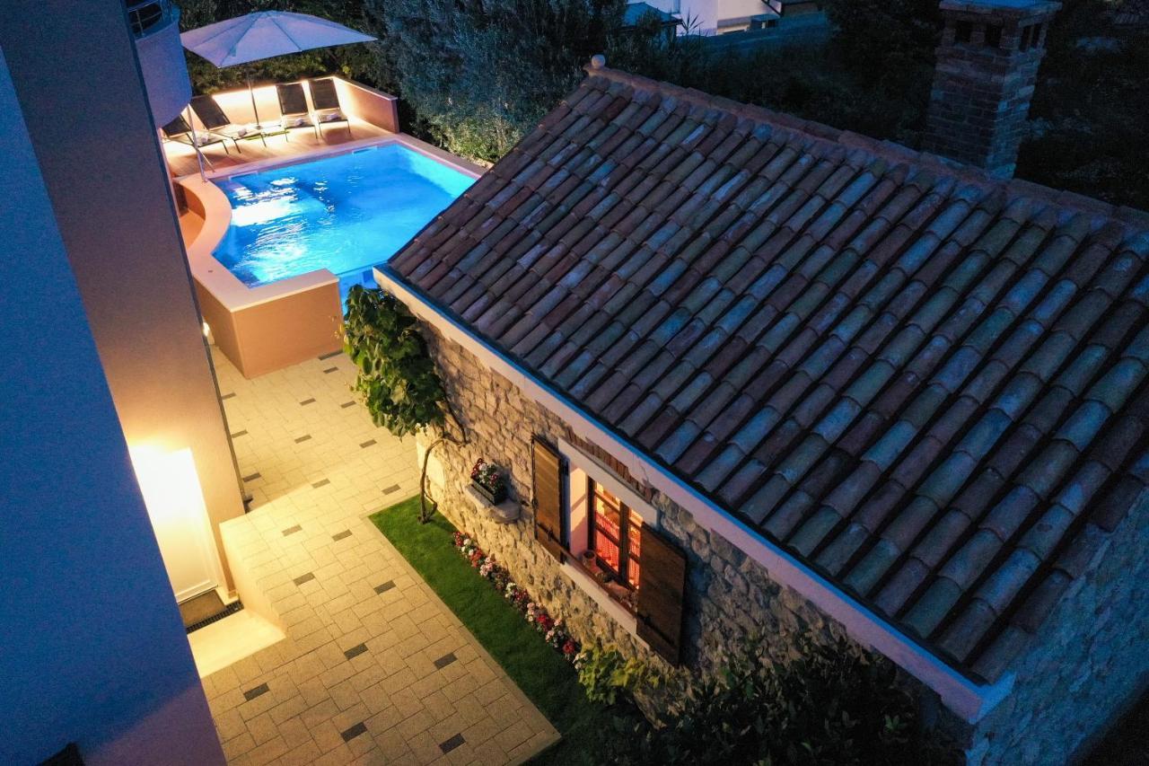 Gazde/Camere de închiriat Pool With Traditional Dalmatian Konoba