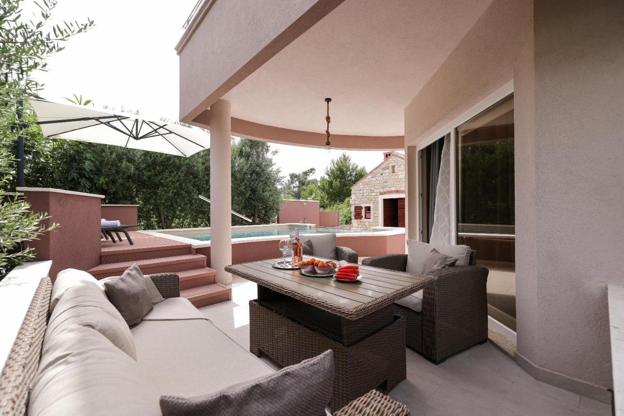 Gazde/Camere de închiriat Pool With Traditional Dalmatian Konoba Nin