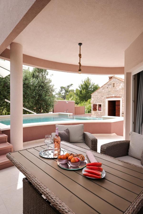 Gazde/Camere de închiriat Pool With Traditional Dalmatian Konoba Nin