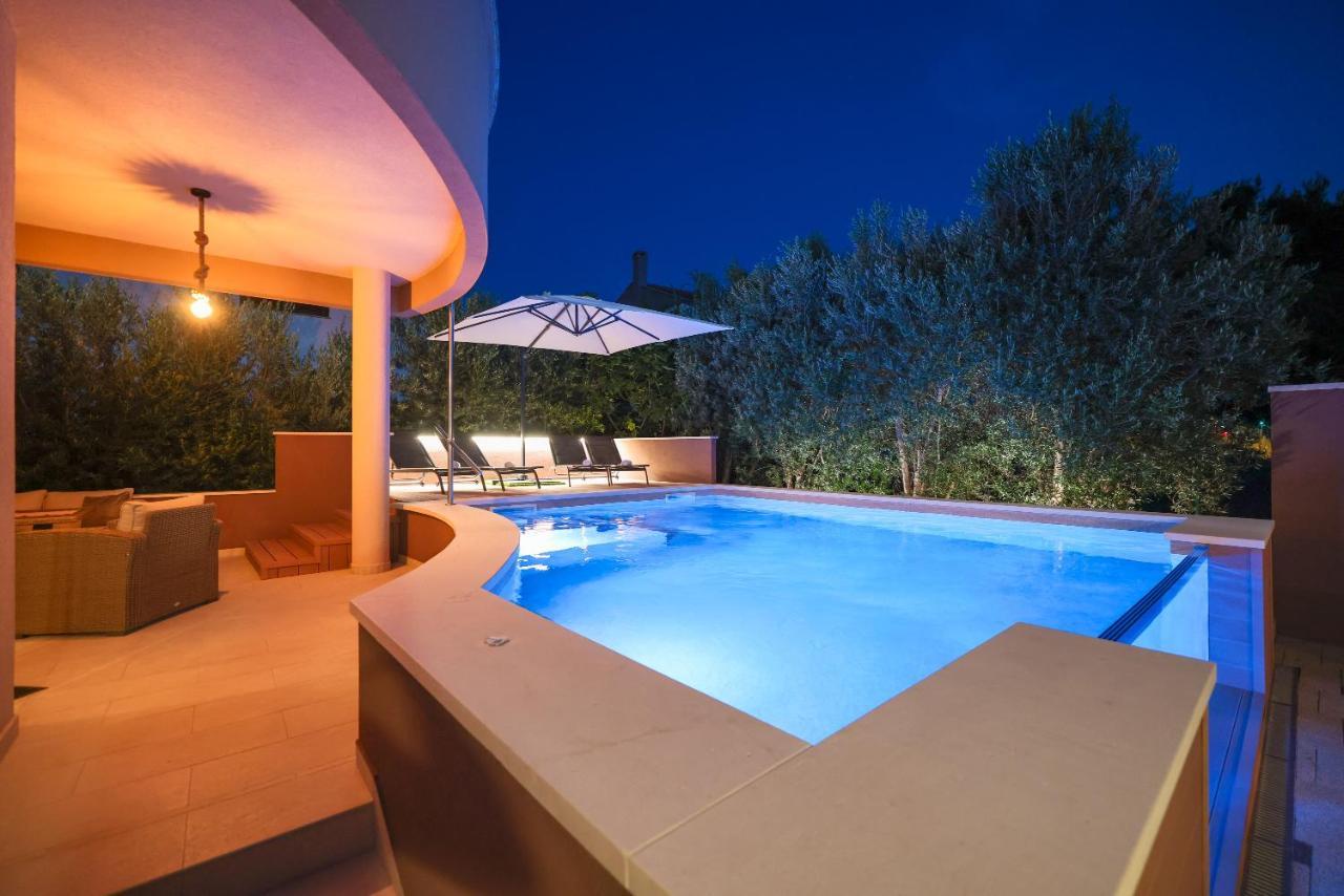 Gazde/Camere de închiriat Pool With Traditional Dalmatian Konoba *