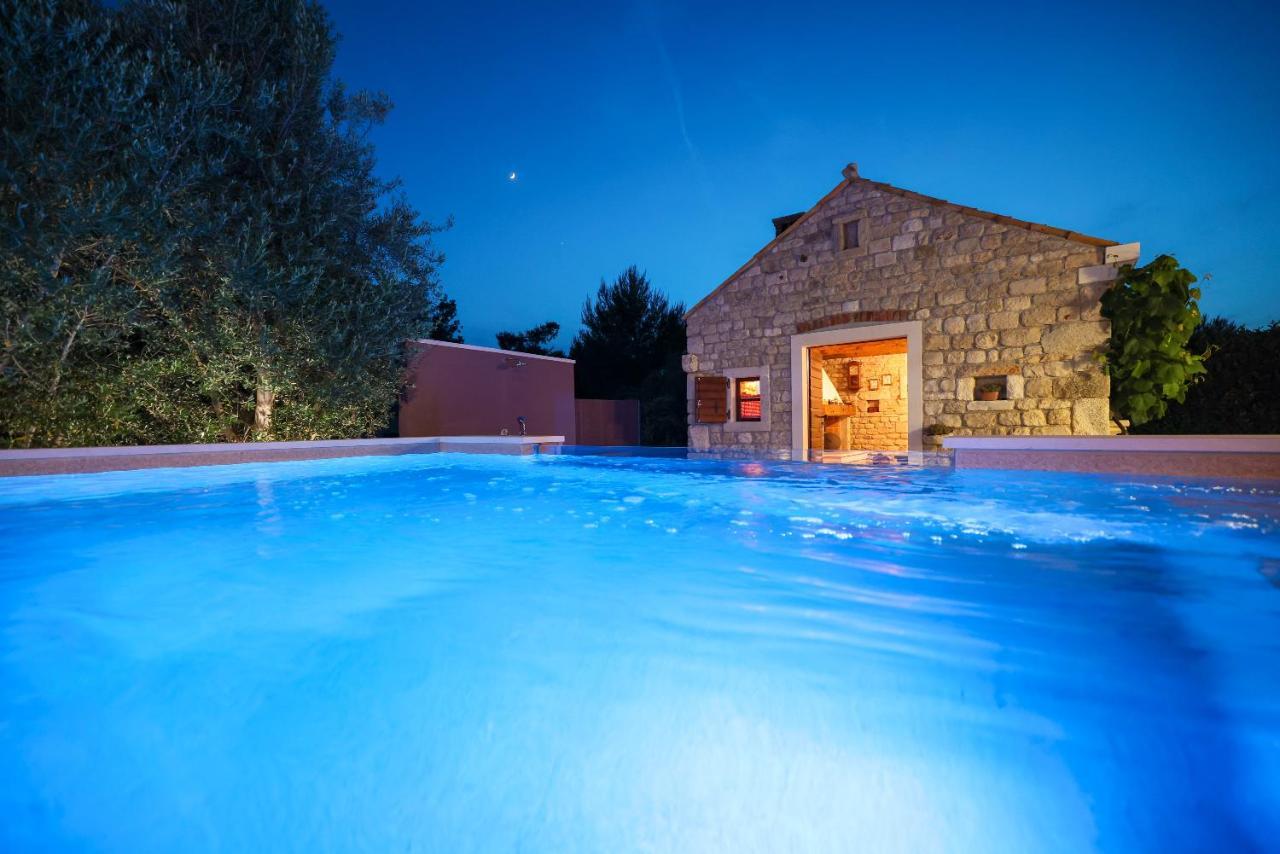 Pool With Traditional Dalmatian Konoba Gazde/Camere de închiriat Nin