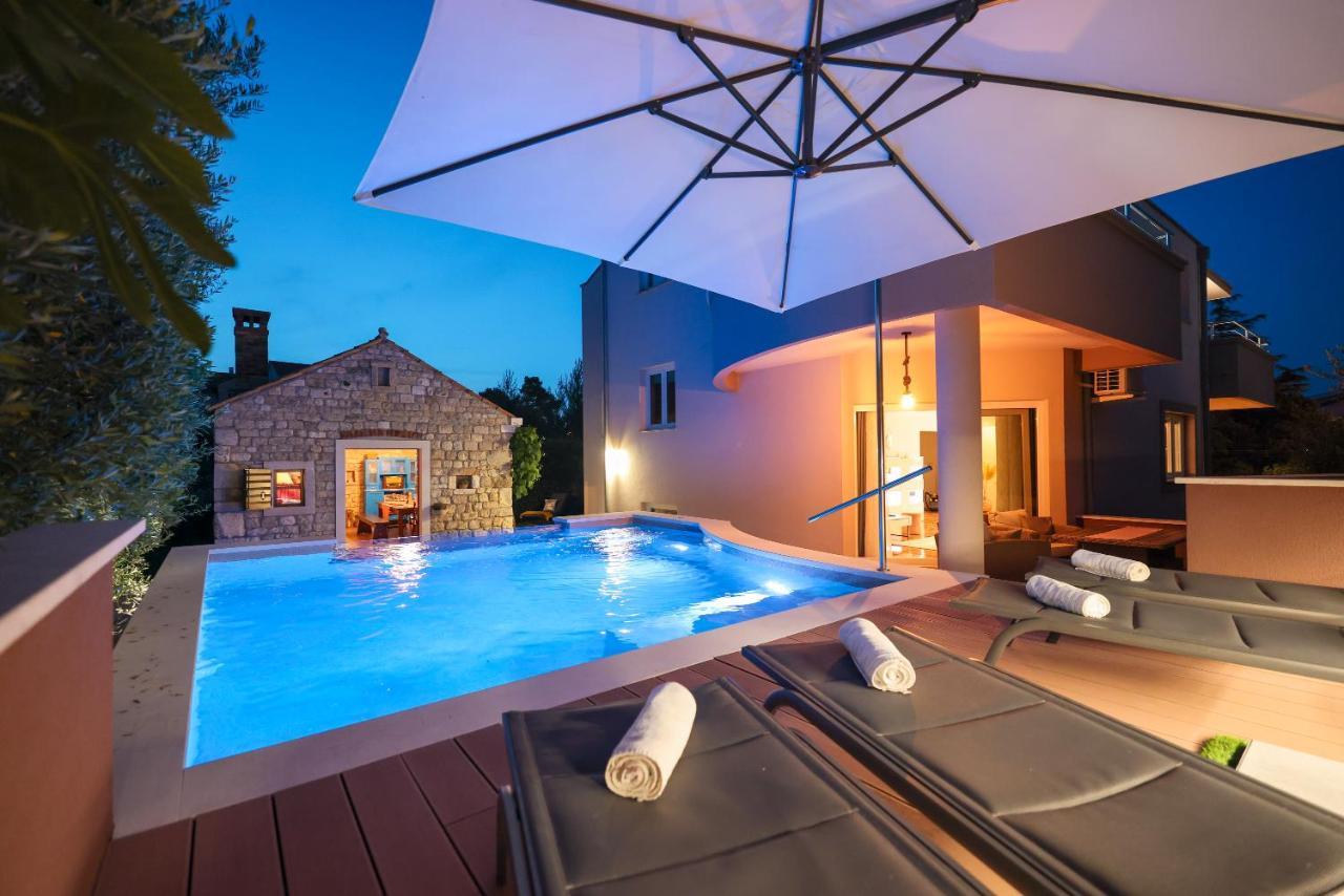 Pool With Traditional Dalmatian Konoba Gazde/Camere de închiriat Nin