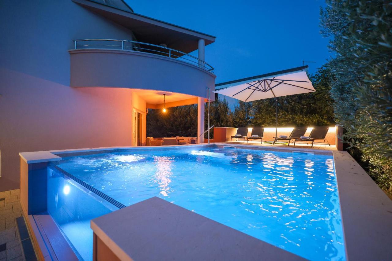 Pool With Traditional Dalmatian Konoba Gazde/Camere de închiriat