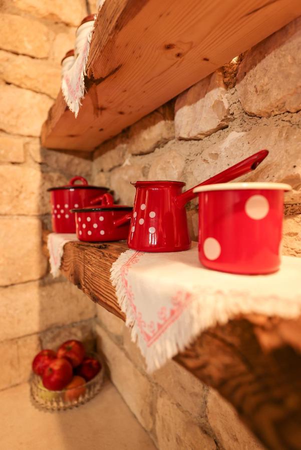 Gazde/Camere de închiriat Pool With Traditional Dalmatian Konoba *
