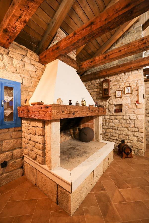 Pool With Traditional Dalmatian Konoba Gazde/Camere de închiriat *